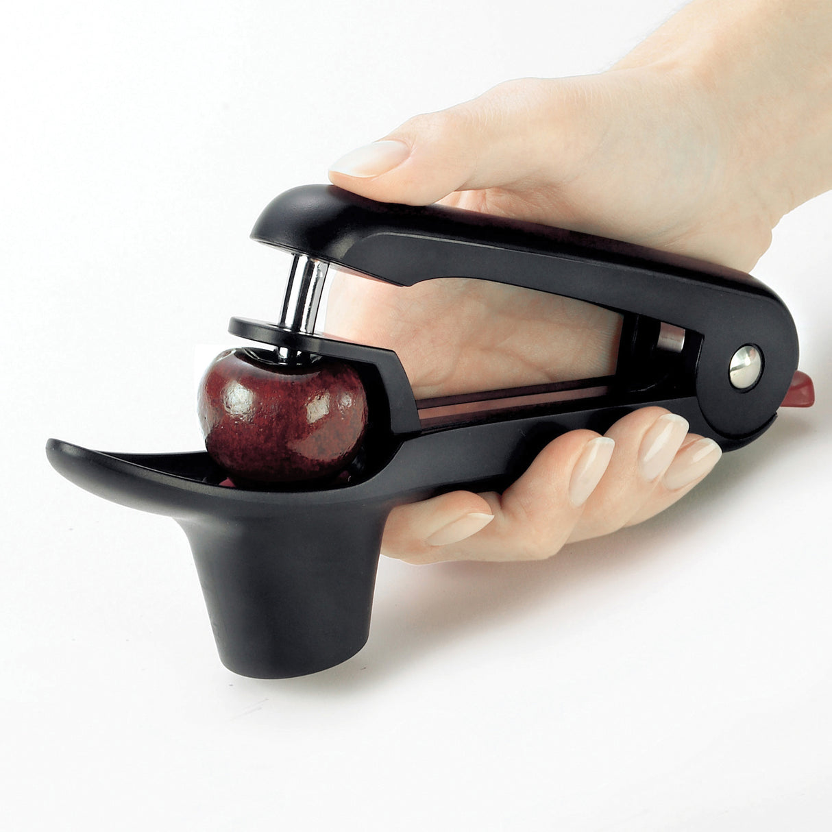 Schwarzer CUISIPRO Kirsch- und Olivenentkerner mit ergonomischem Griff, zum Entfernen von Kernen aus Früchten.
