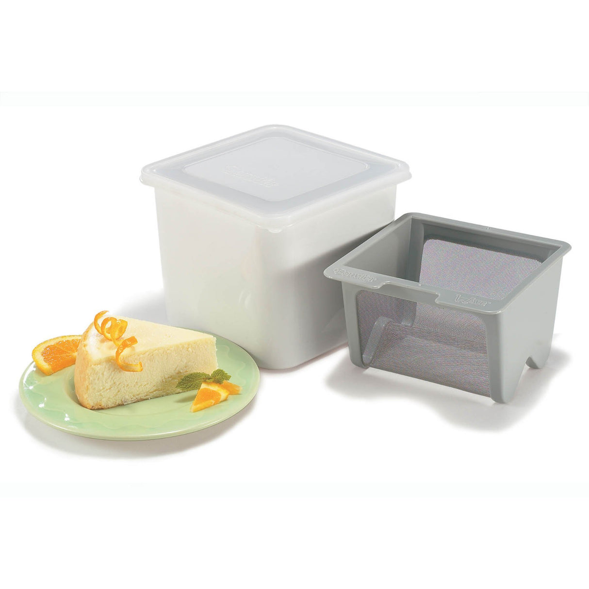 Frischkäse-Set von CUISIPRO mit weißem Frischkäse, cremige Textur, in einer offenen Verpackung auf weißem Hintergrund.