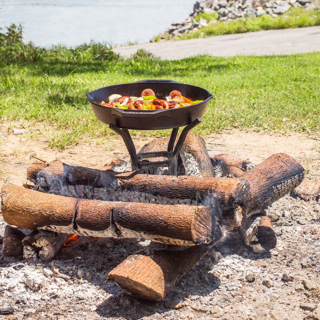 Schwarzer Lodge Grill aus Gusseisen mit Griffen und Grillrost, ideal für draußen und BBQs.