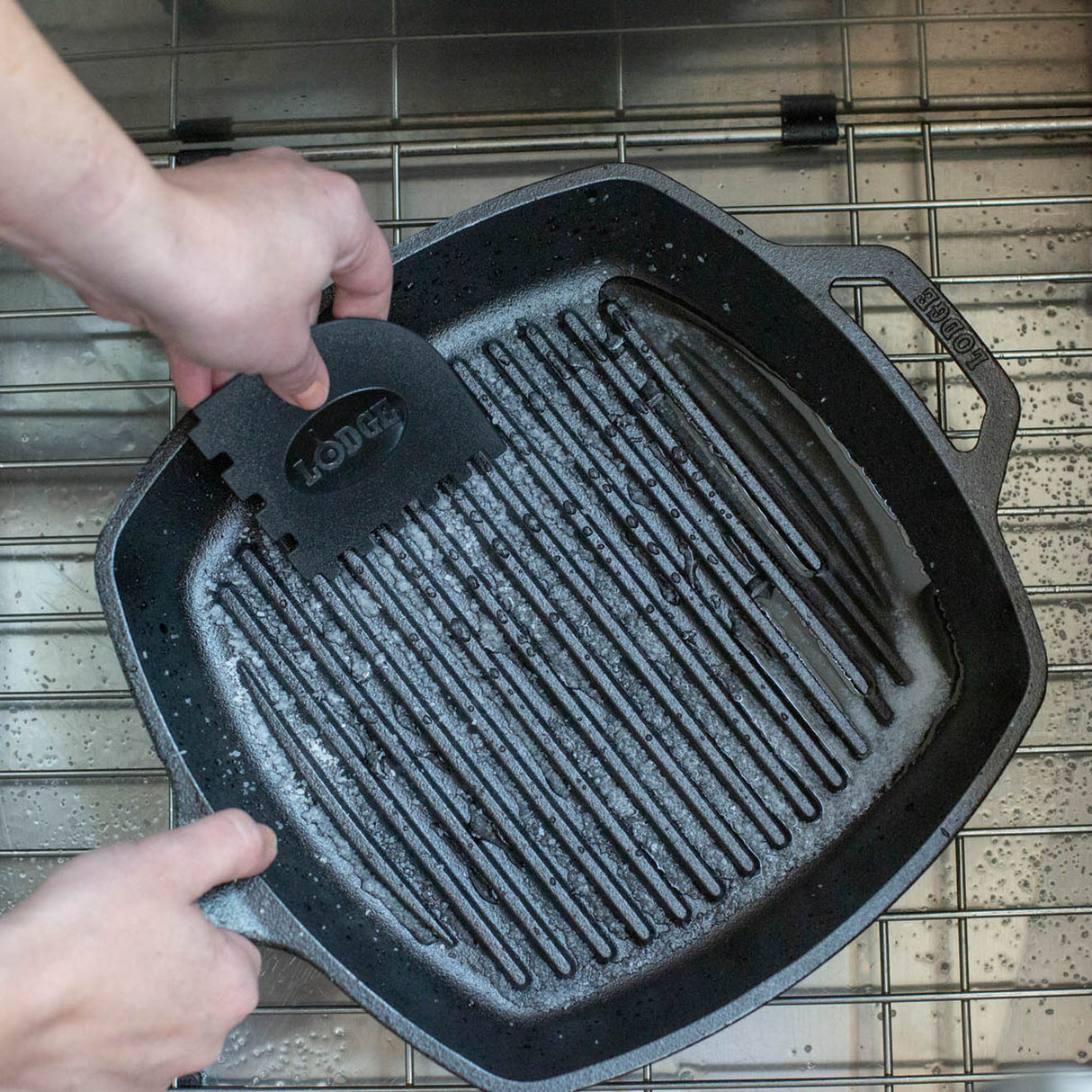 Schwarzer und roter Lodge Grillpfannen-Schaber, 2er-Set, langlebiges Küchenwerkzeug für Grillpfannen und Kochflächen