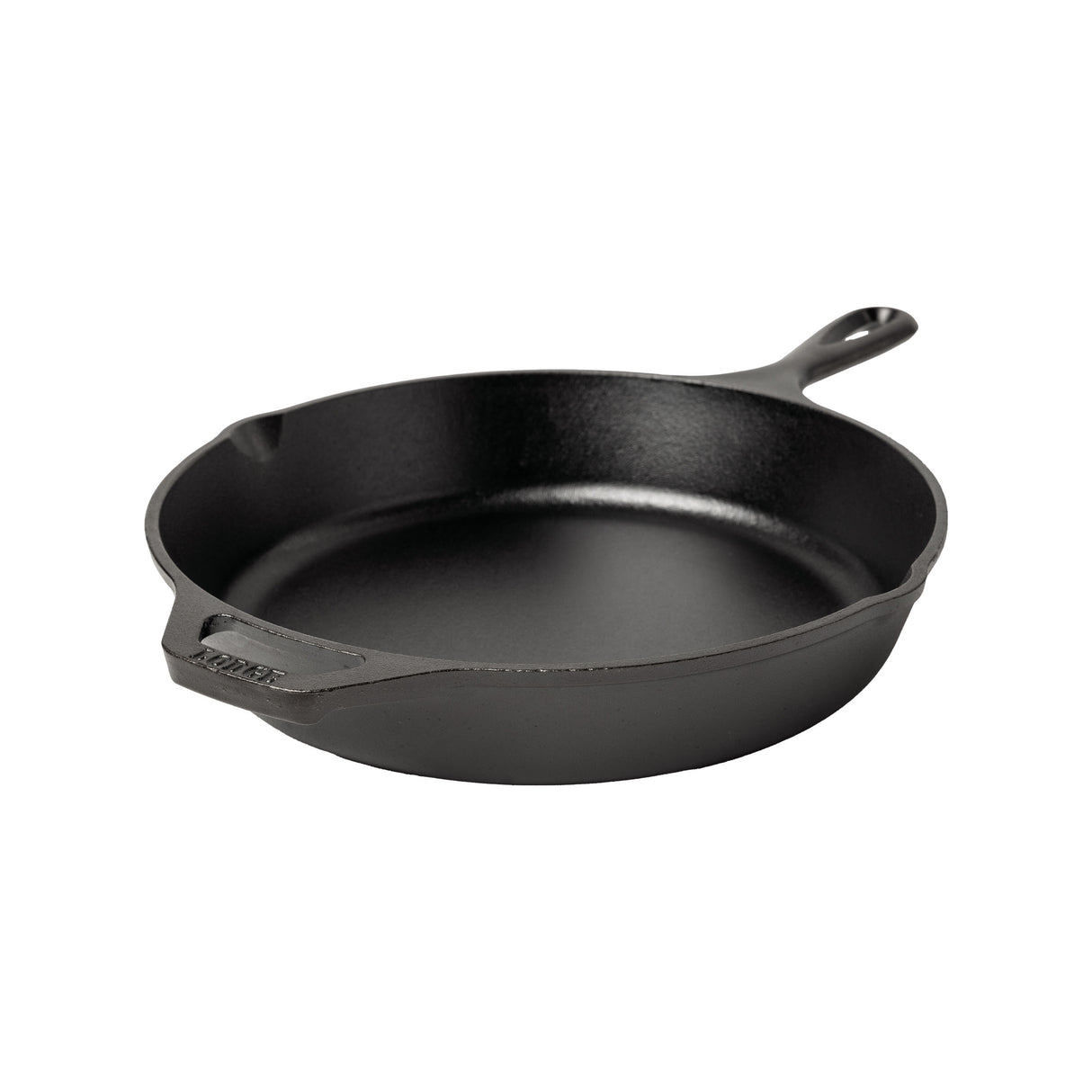 Schwarze LODGE Gusseiserne Pfanne Classic mit langem Griff auf einer Küchenplatte, ideal zum Braten und Grillen.