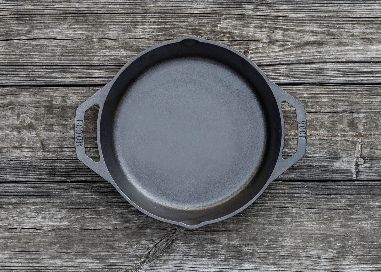 Schwarze LODGE Gusseiserne Pfanne CLASSIC mit flachem Boden und Griff, ideal zum Braten und Kochen in der Küche.