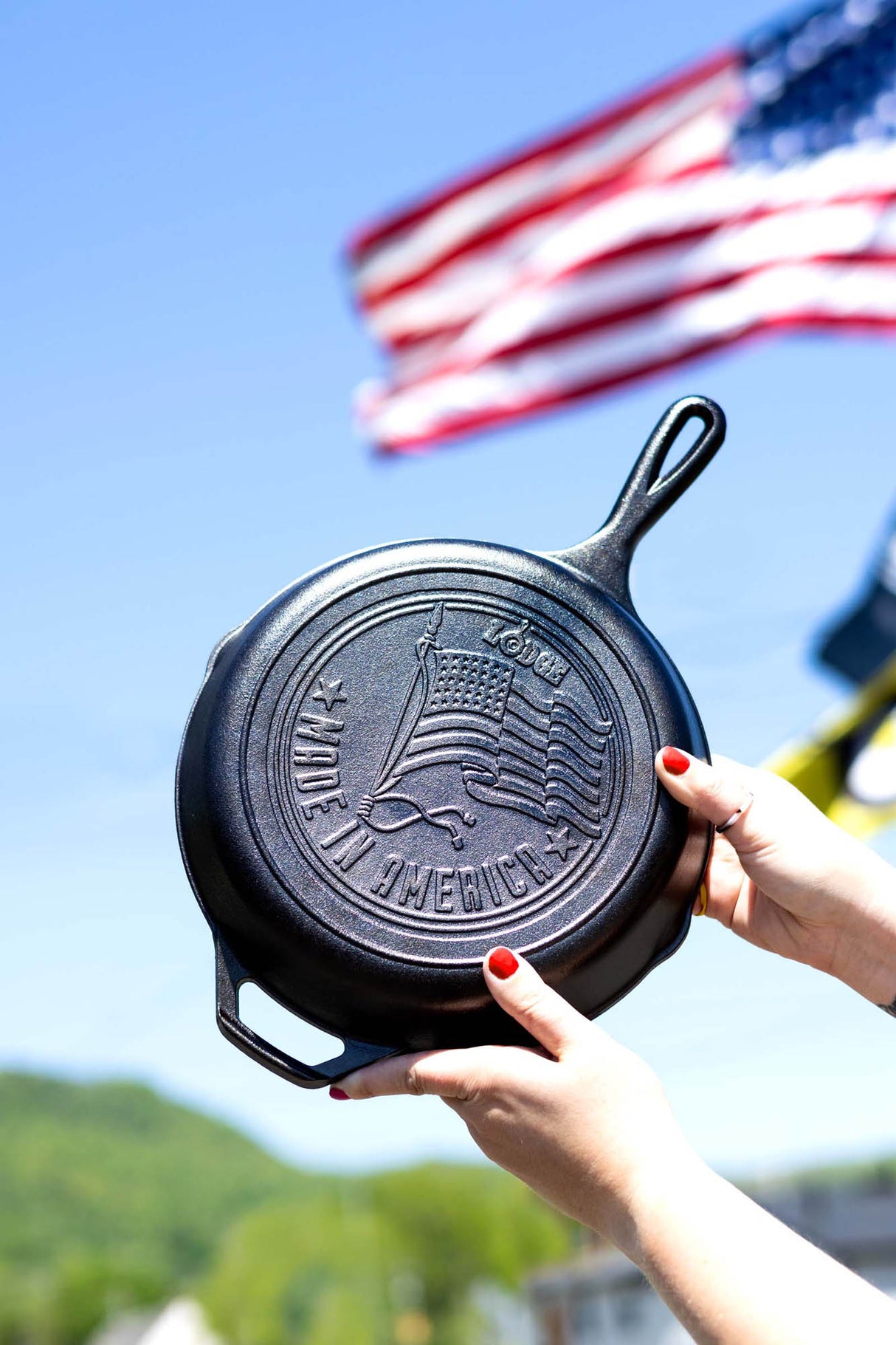 Gusseiserne Pfanne von LODGE mit US-Flagge, 25 cm Durchmesser, langlebig und ideal zum Braten und Kochen.