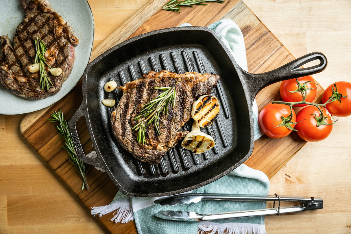Quadratische Grillpfanne von LODGE, schwarz, 26 cm Durchmesser, langlebige Eisenpfanne für Grillgerichte und Bratkartoffeln