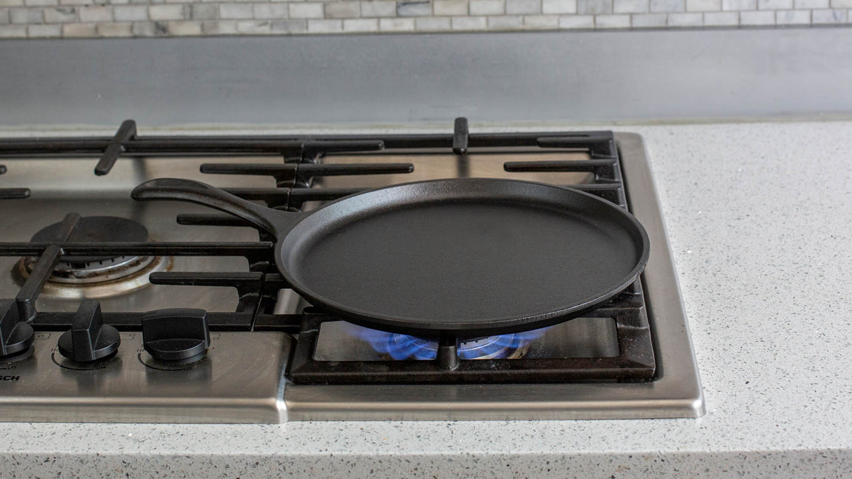 Schwarze flache Grillpfanne von Lodge, Classic-Serie, Durchmesser 26 cm, ideal für Grillgerichte und Pfannengerichte.