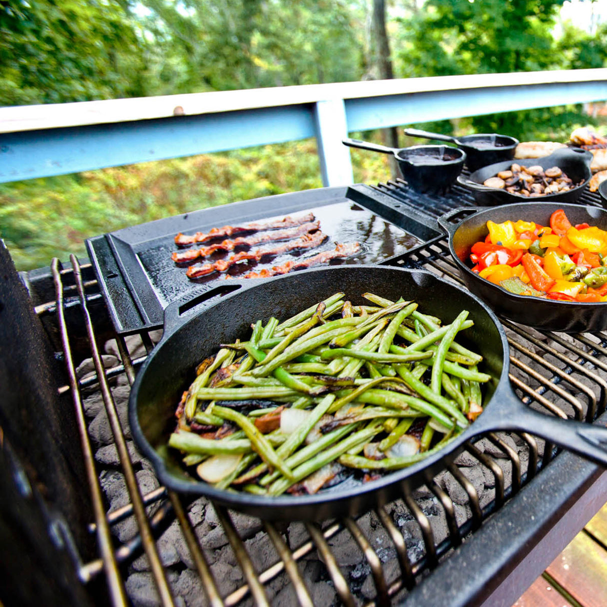 Schwarze LODGE Grillplatte Classic aus Gusseisen, 30,5 cm Durchmesser, für Grill und Herd geeignet.