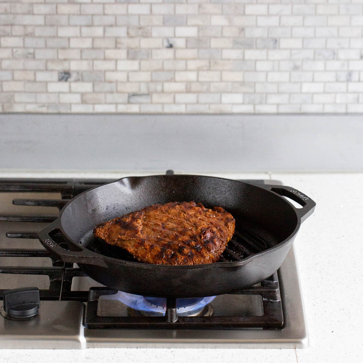 Schwarze Lodge Grillpfanne mit Doppelgriff, klassische aus Gusseisen, ideal zum Grillen und Braten.