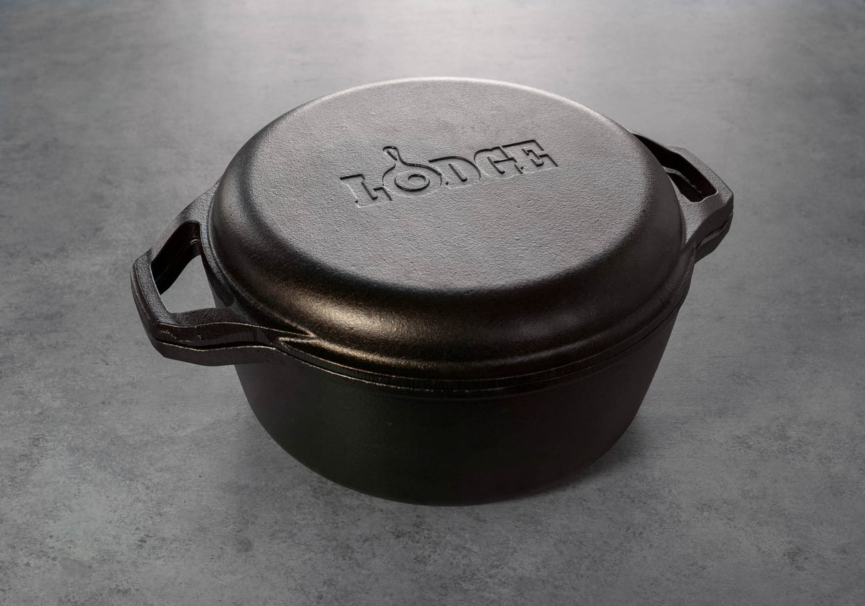 Schwarzer LODGE Dutch-Oven mit Deckel, ideal für Kochen und Schmoren, aus robustem Gusseisen.