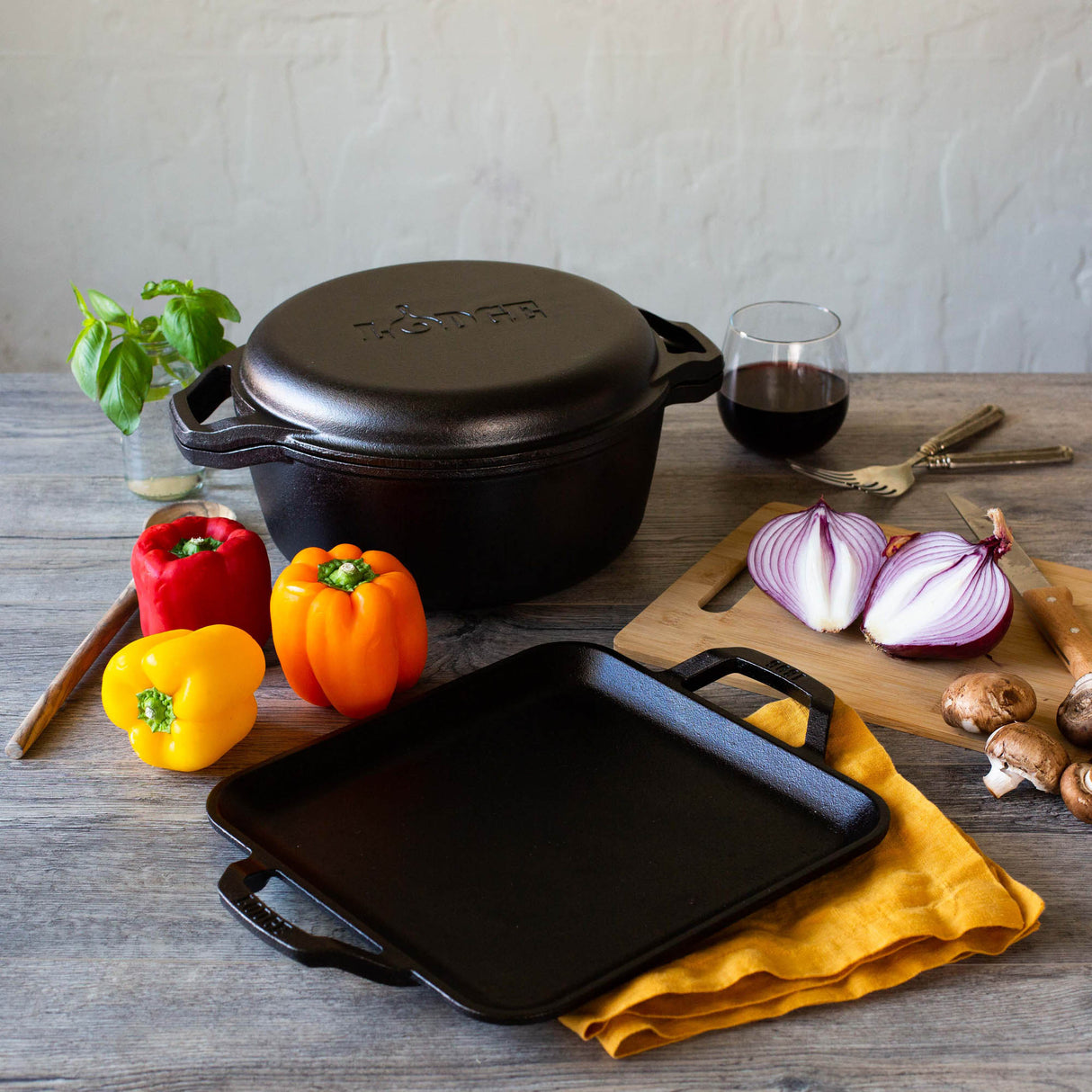 Schwarzer LODGE Dutch-Oven Chef, gusseiserner Kochtopf mit Deckel, ideal für Schmoren und Braten, robustes Kochgeschirr
