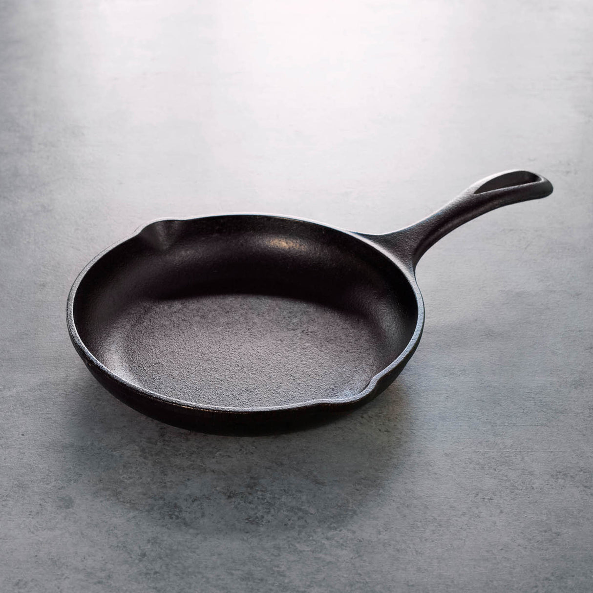 Schwarze Gusseiserne Pfanne von LODGE mit Griff, ideal zum Braten und Kochen, robustes Kochgeschirr für die Küche