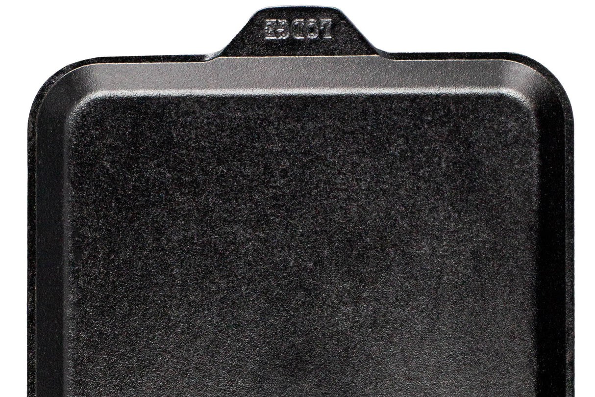 Quadratische Grillplatte von LODGE in schwarzem Metall, 27,9 cm, ideal für Grillgerichte und Pfannengerichte.