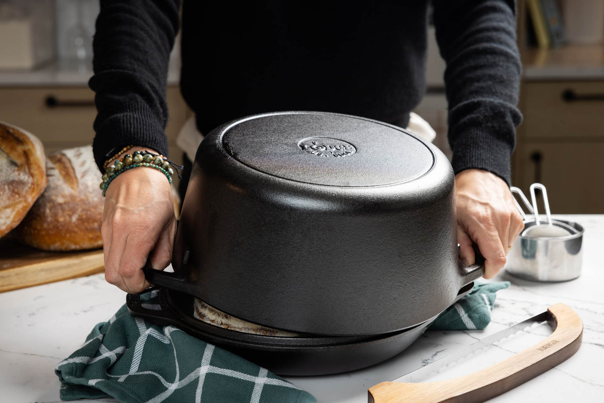 Schwarzer LODGE Dutch-Oven aus Gusseisen, 12,3 Liter, klassisches Kochgeschirr mit Deckel, für Herd und Ofen geeignet
