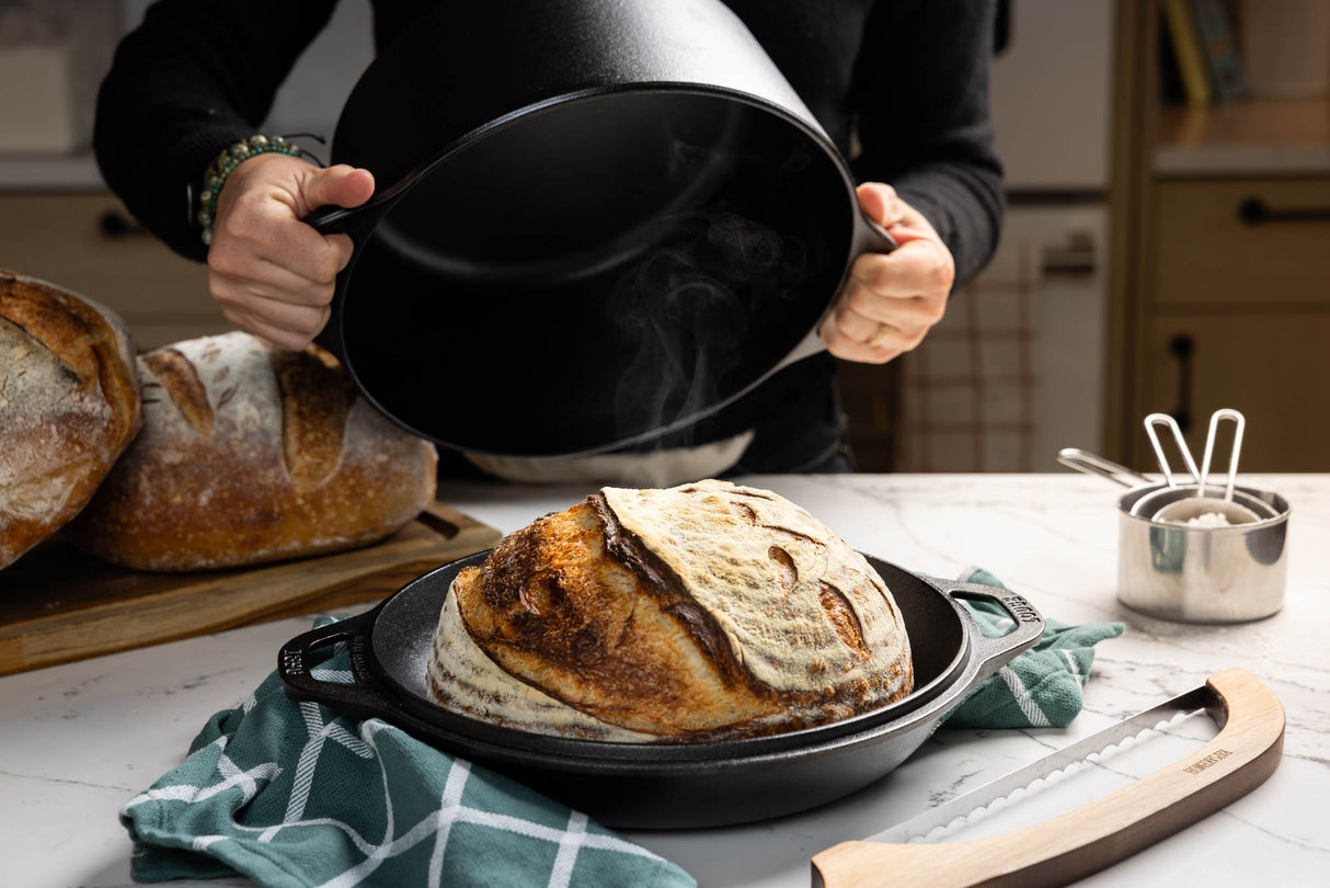 Schwarzer LODGE Dutch-Oven aus Gusseisen, 12,3 Liter, klassische Kochpfanne mit Deckel, ideal für Eintöpfe und Braten