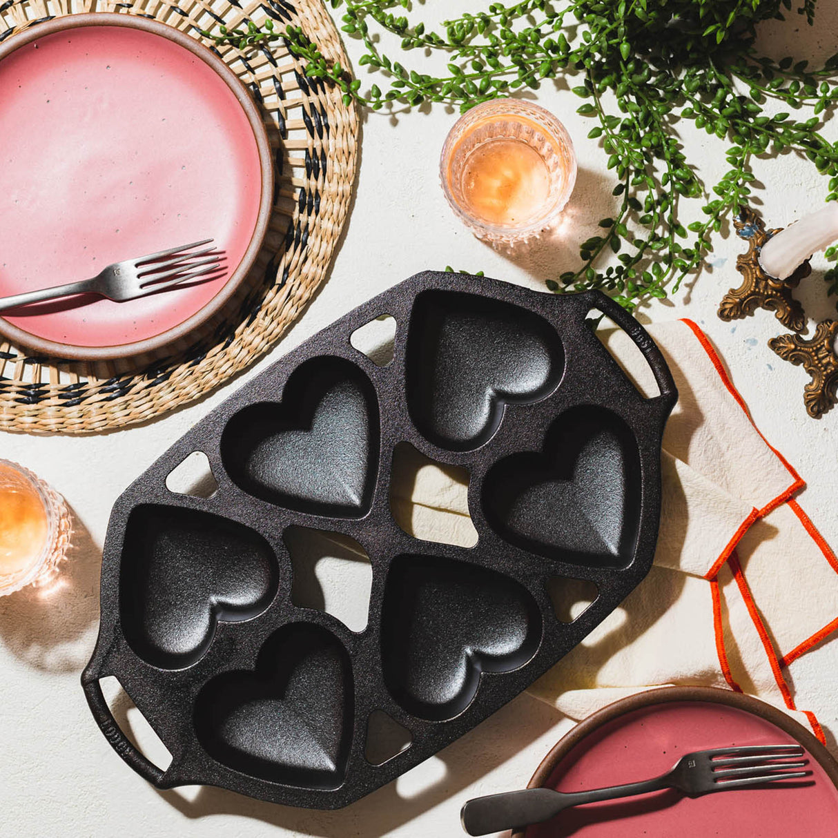 Schwarze LODGE Kuchenform in Herzform, 6-teilig, aus langlebigem Material für Backen und kreative Kuchenideen