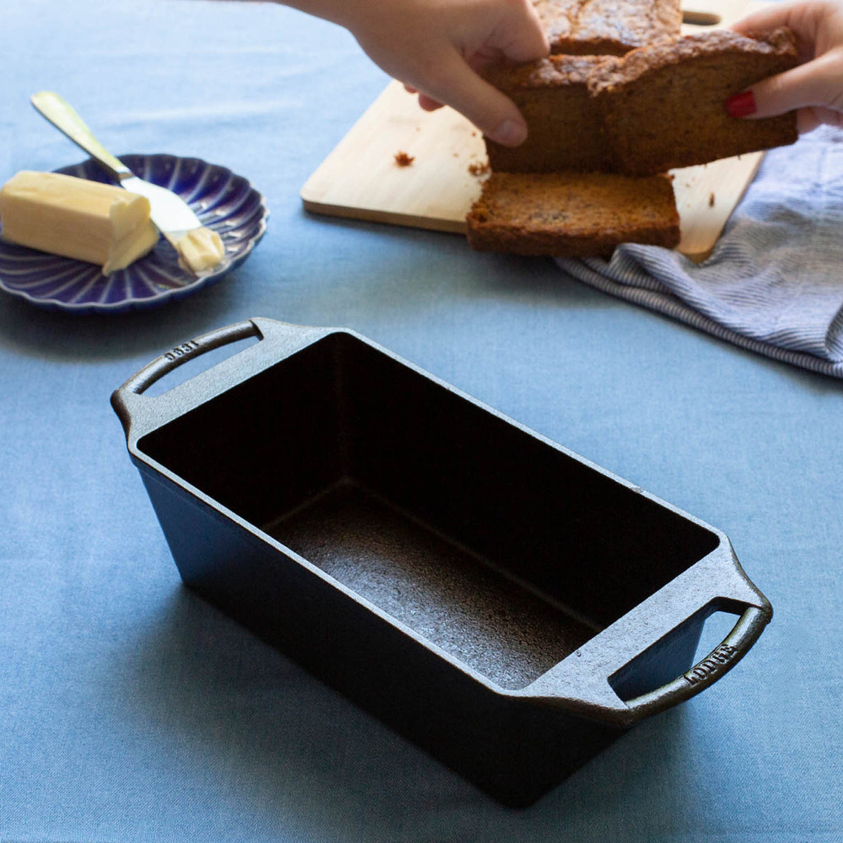 Schwarze Lodge Brotform aus Gusseisen, klassische Form für Brotbacken, detailreiche Oberfläche und robuste Konstruktion.