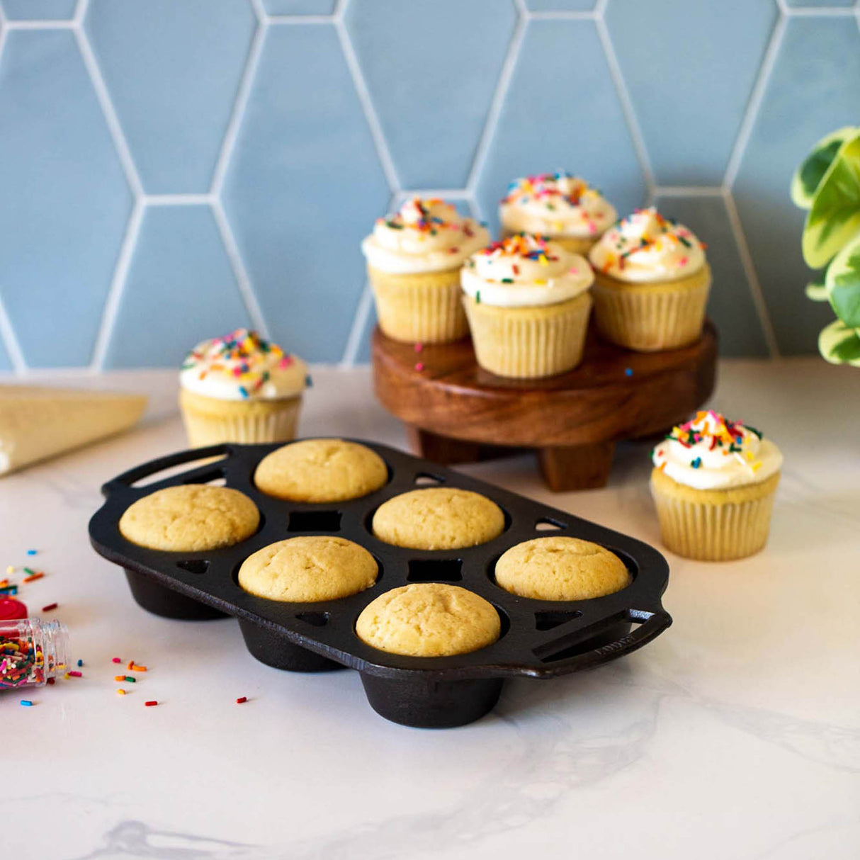 Schwarze LODGE Muffinform aus Gusseisen für Backwaren, klassische Form, langlebig und ofenfest.