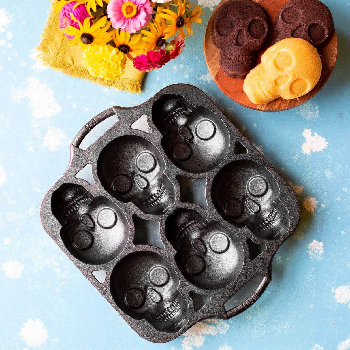 Schwarze LODGE Kuchenform mit 6 Totenkopf-Designs, langlebig und geeignet für kreative Backideen.