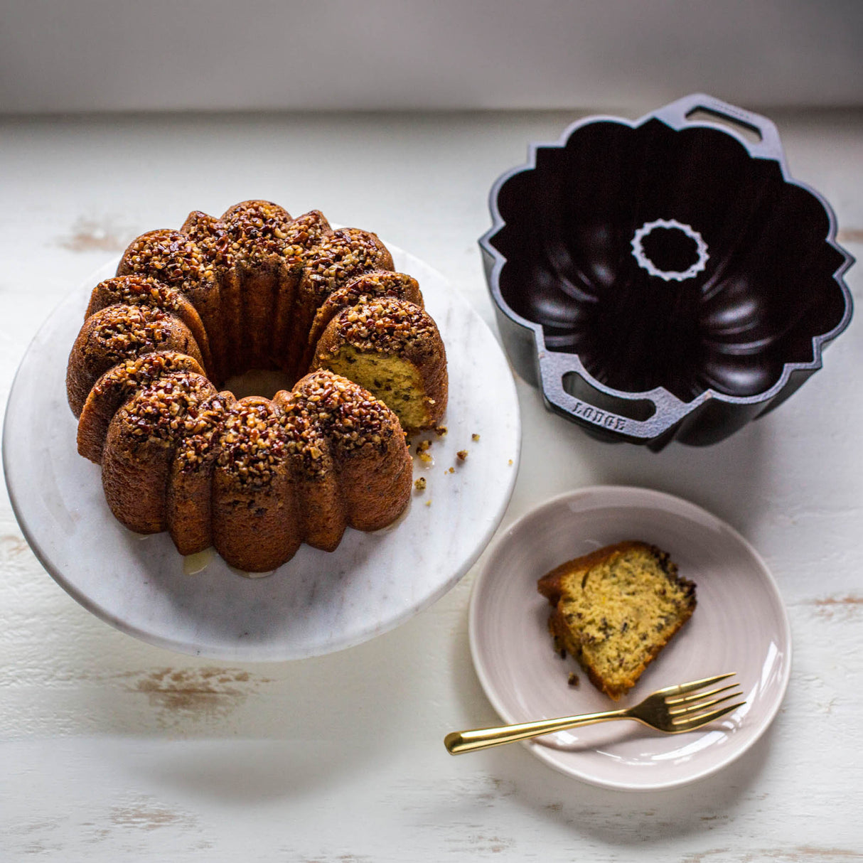 Schwarze LODGE Kuchenform aus Metall für Backkuchen, klassische runde Form, langlebiges Backzubehör.
