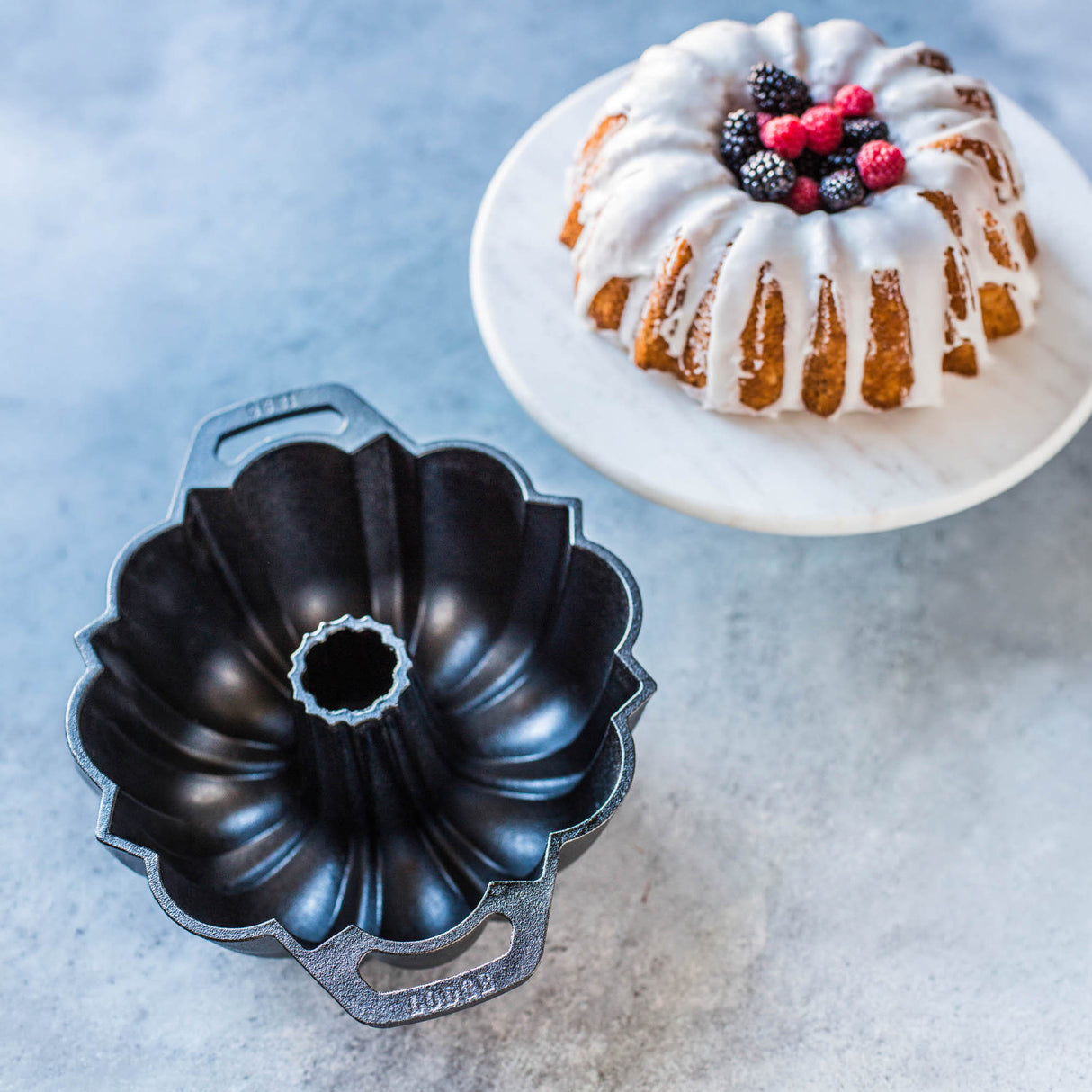 Schwarze LODGE Kuchenform aus Metall, klassische Backform für Kuchen und Gebäck, auf einer Küchenarbeitsplatte.