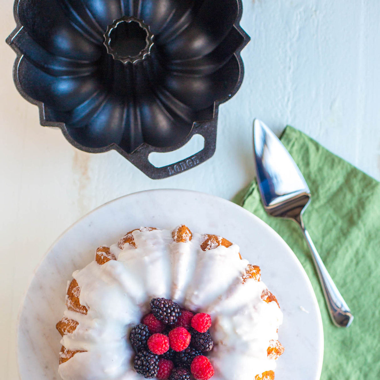 Schwarze LODGE Kuchenform aus Metall in klassischem Design, ideal zum Backen von Kuchen und Desserts.