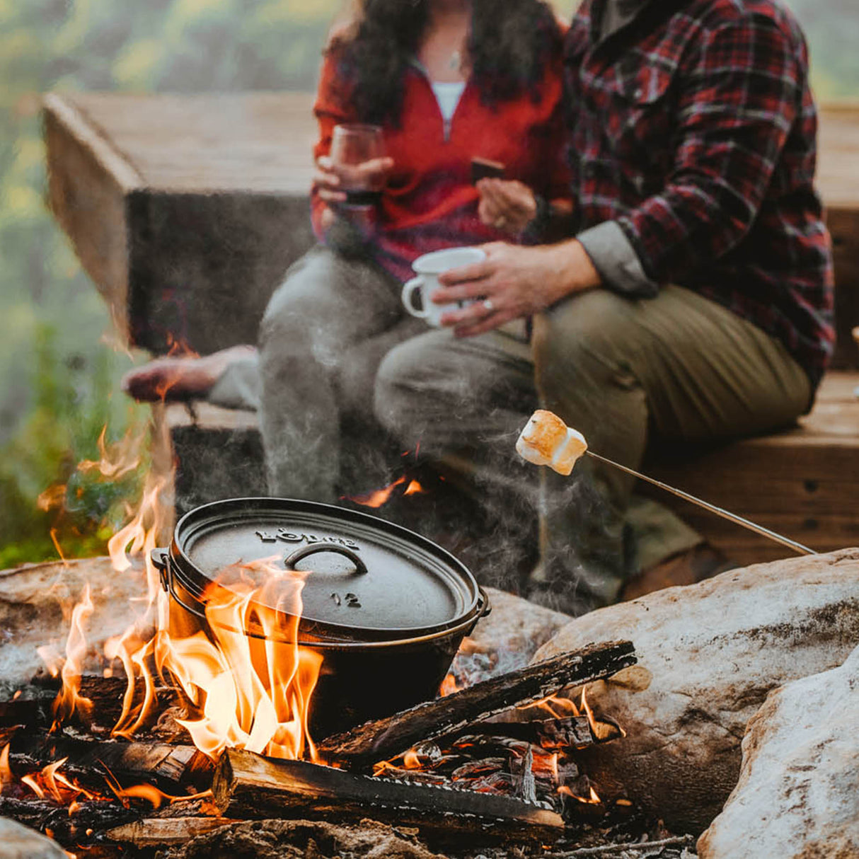 Schwarzer LODGE Grill Classic mit abnehmbarem Griff und gusseiserner Oberfläche für vielseitiges Grillen im Freien.