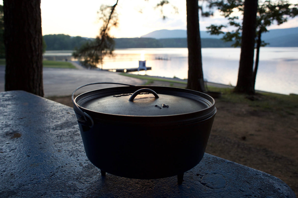 Schwarzer Lodge Classic Grill aus Gusseisen, geformt für Grillen im Freien, mit robustem Design und runder Form.