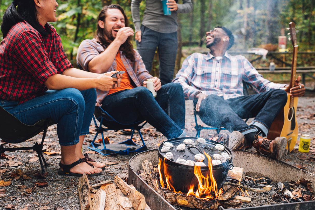 Schwarzer Lodge Grill Classic aus Gusseisen mit Grillrost und Seitengriffen, ideal für BBQ und Grillgerichte