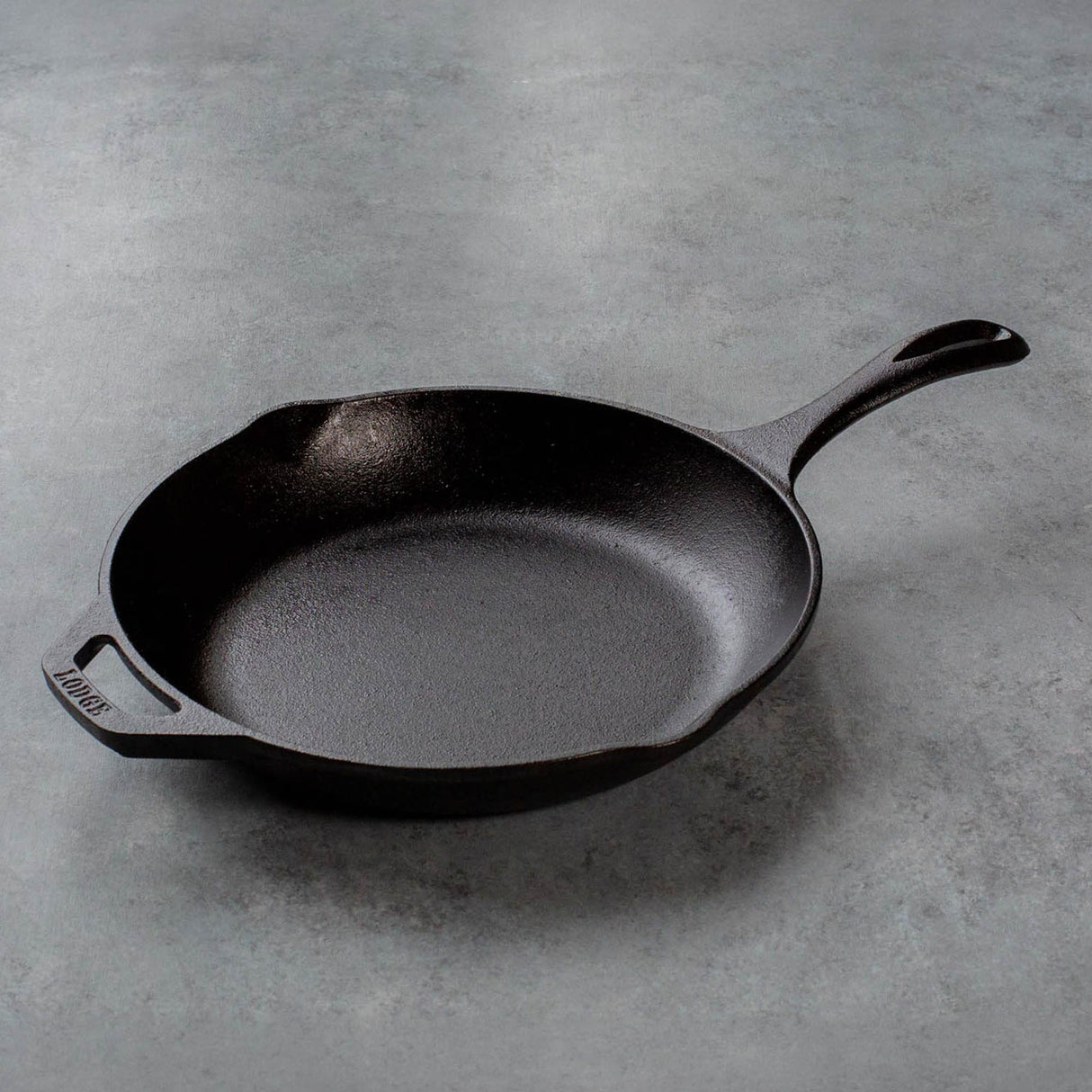 Schwarze Gusseiserne Pfanne von Lodge, Chef-Serie, robustes Kochgeschirr für Braten und Sautieren, Nahaufnahme.