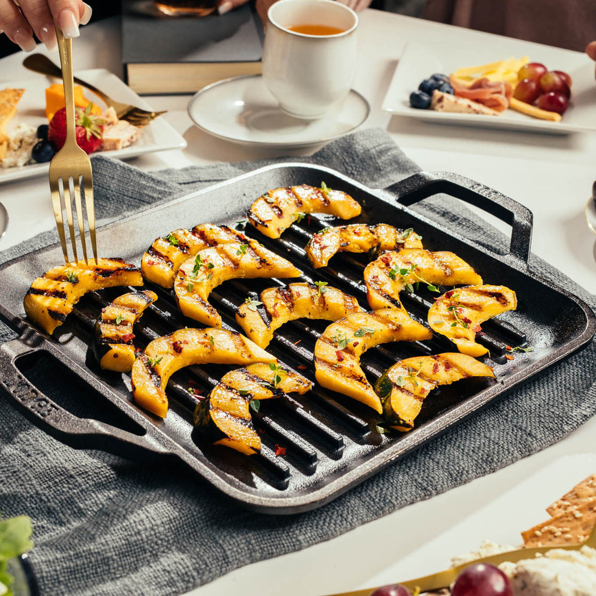 Gusseiserne quadratische Grillpfanne von LODGE, robustes Kochgeschirr mit schwarzer Oberfläche, ideal für Grillgerichte.