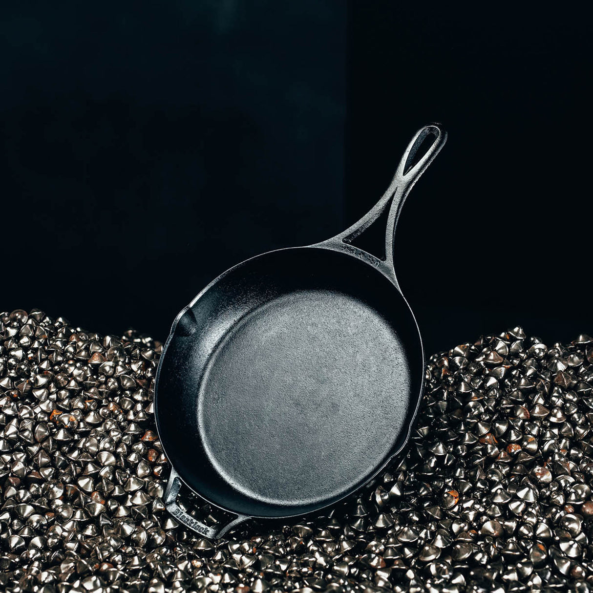 Schwarze Lodge Pfanne Black Lock, 26 cm, aus Gusseisen, mit langlebigem Griff, ideal zum Braten und Kochen.