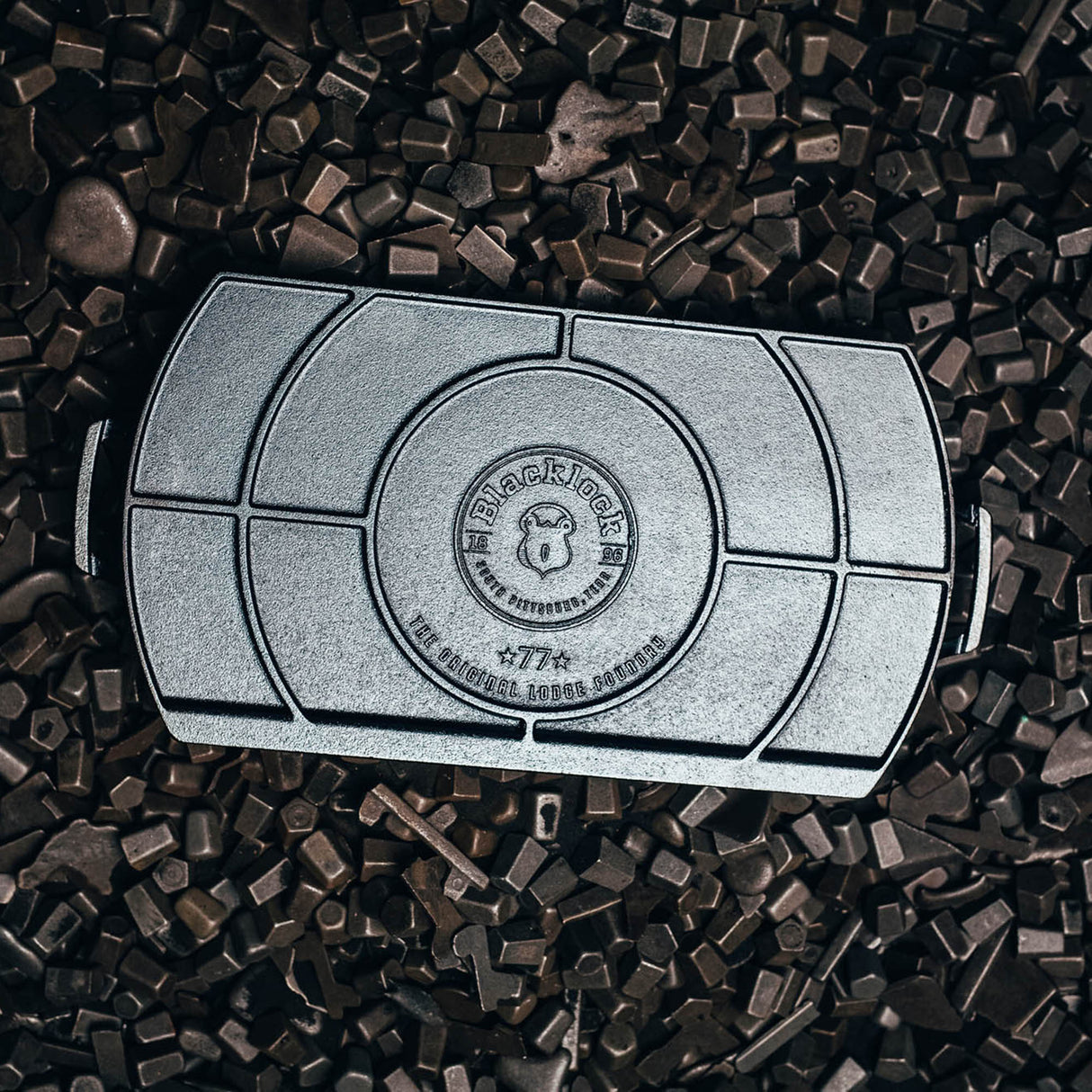 Schwarze Lodge Grillplatte BLACK LOCK, 51 cm, aus Gusseisen, glatte Oberfläche zum Grillen und Braten.