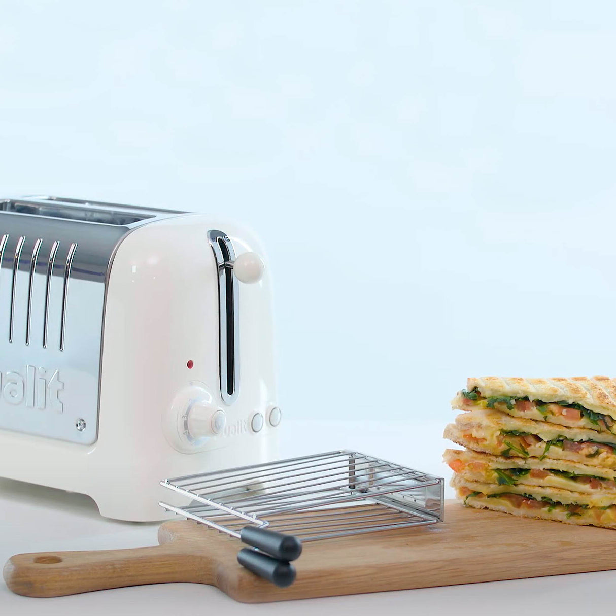 DUALIT Sandwichmaker LITE aus Edelstahl, zeigt geöffnete Platten mit Sandwichs, kompakte Küchengerät für knusprige Sandwiches.