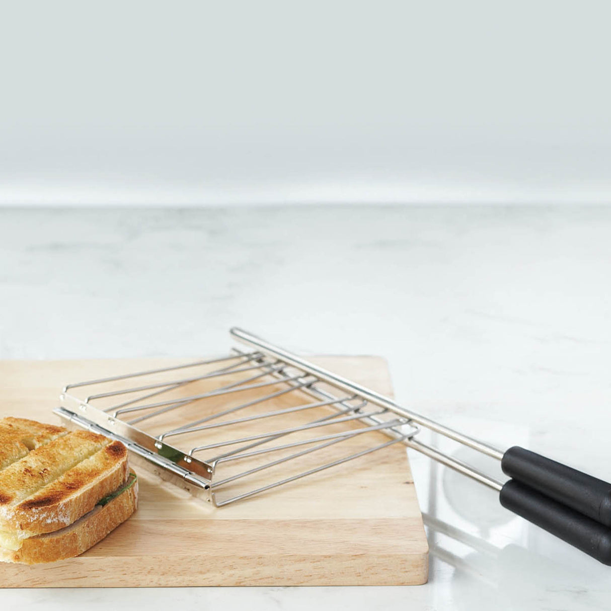DUALIT Classic Edelstahl Toaster mit 2 Scheiben, modernes Design und einfache Bedienung, auf einer Küchenarbeitsfläche.