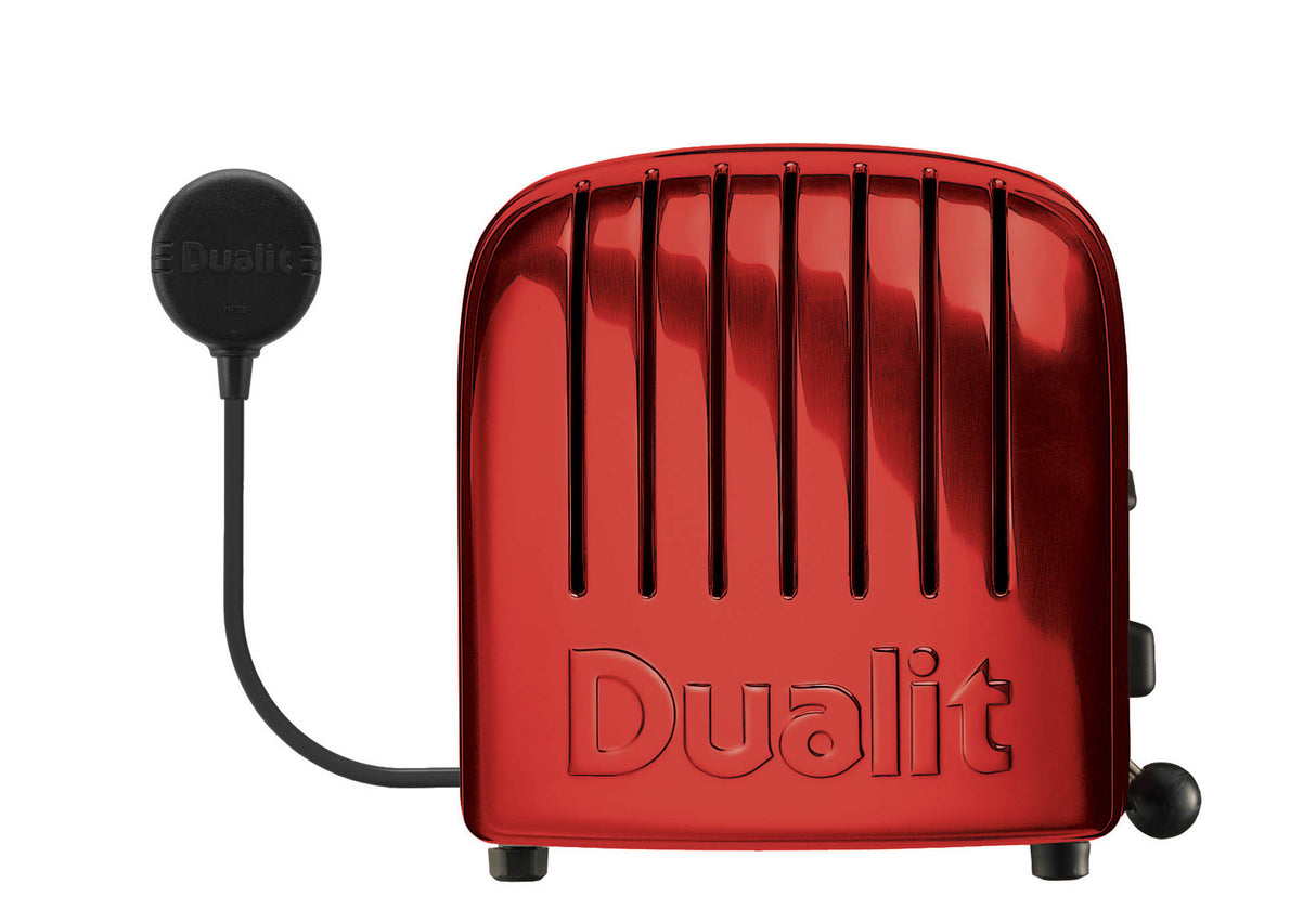 Roter DUALIT Toaster Newgen mit 2 Scheiben, modernes Design und einfache Bedienung, auf einem Küchenarbeitsplatz.