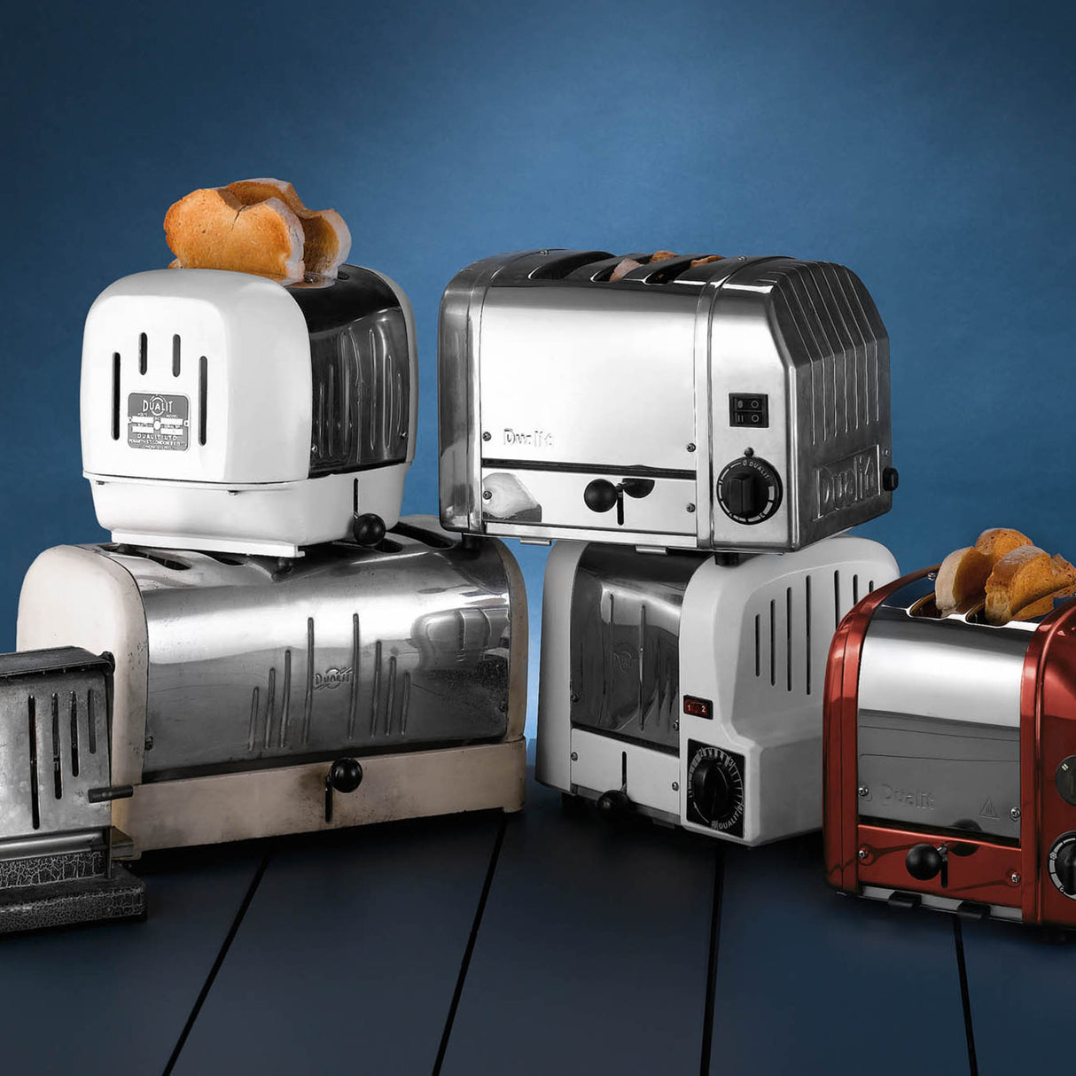 Roter DUALIT Toaster NEWGEN mit 2 Toastscheiben, modernes Design, Edelstahloberfläche, für knuspriges Frühstück.