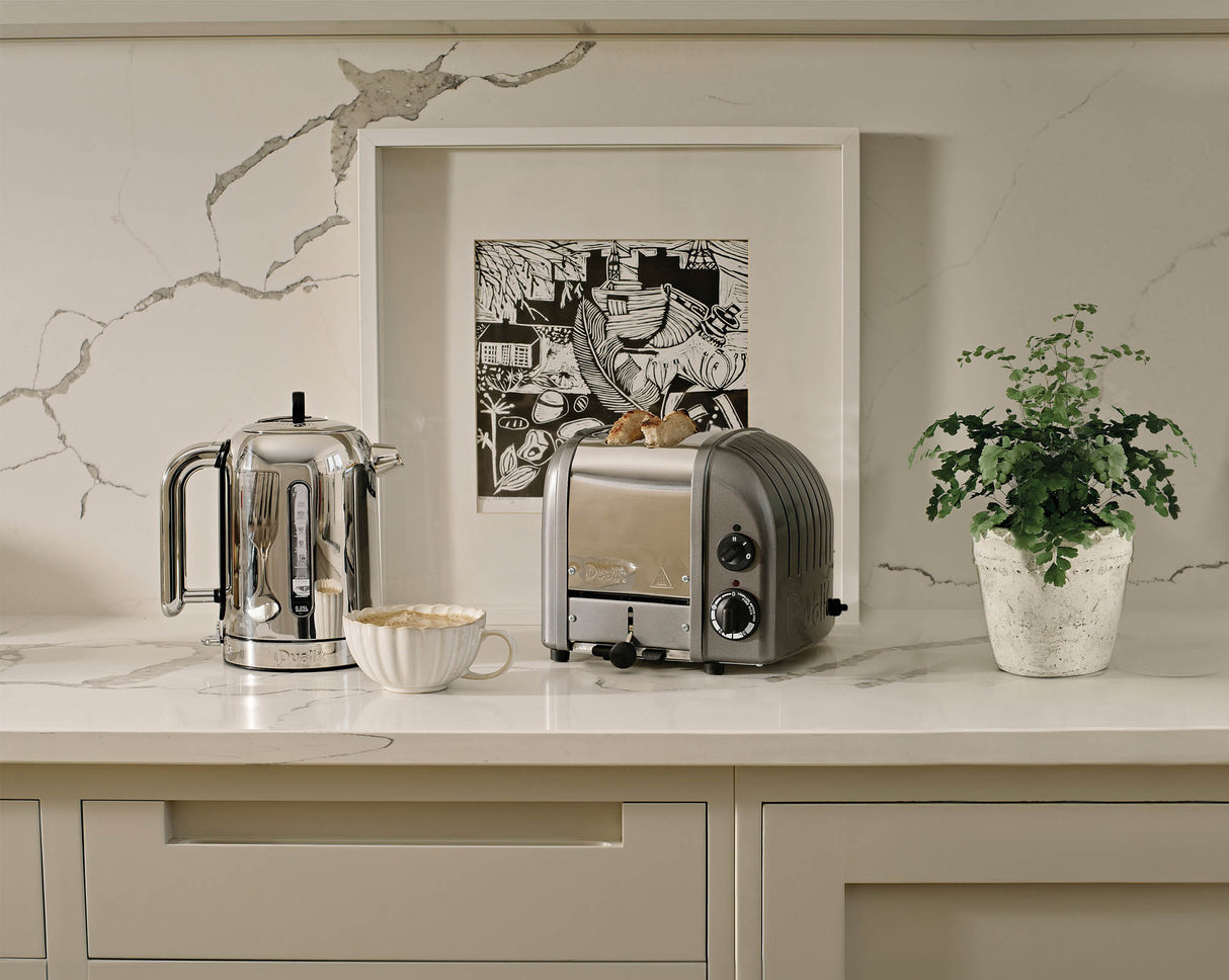 Dualit Toaster Newgen in grau metallic, 2 Scheiben, modernes Design und hochwertige Verarbeitung sichtbar.