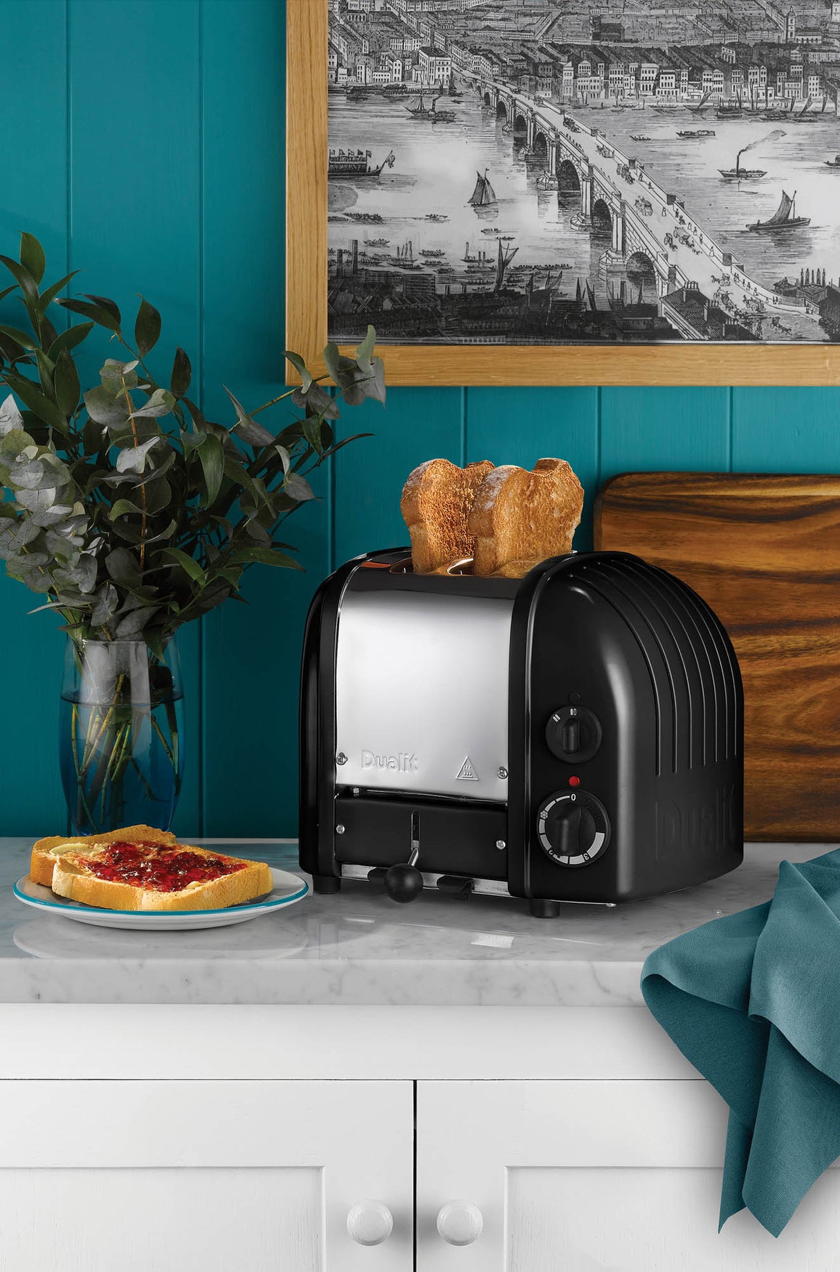 Schwarzer DUALIT Toaster NEWGEN mit 2 Toastscheiben, modernes Design und Bedienfeld sichtbar.