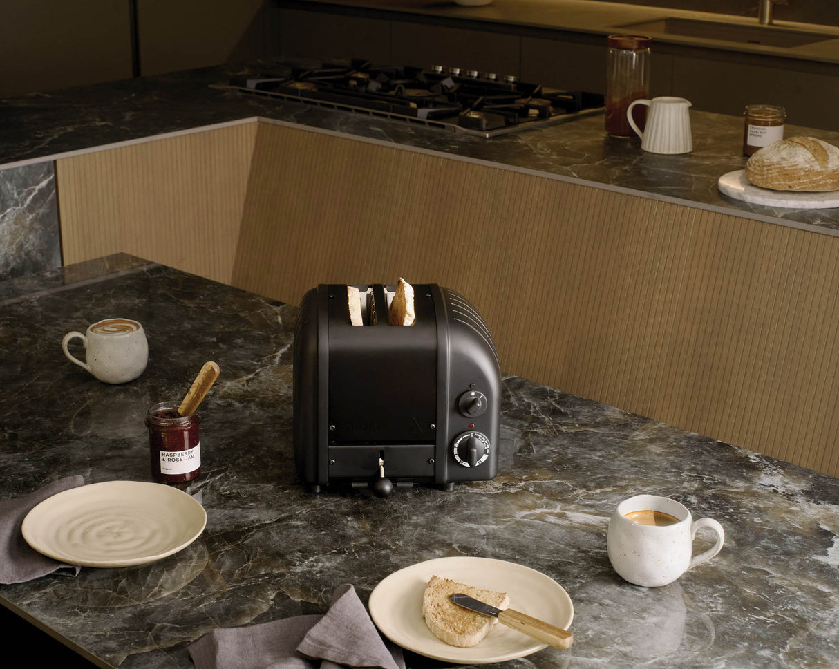Schwarzer DUALIT Toaster NewGen mit Platz für 2 Scheiben, modernes Design und einfache Bedienung.