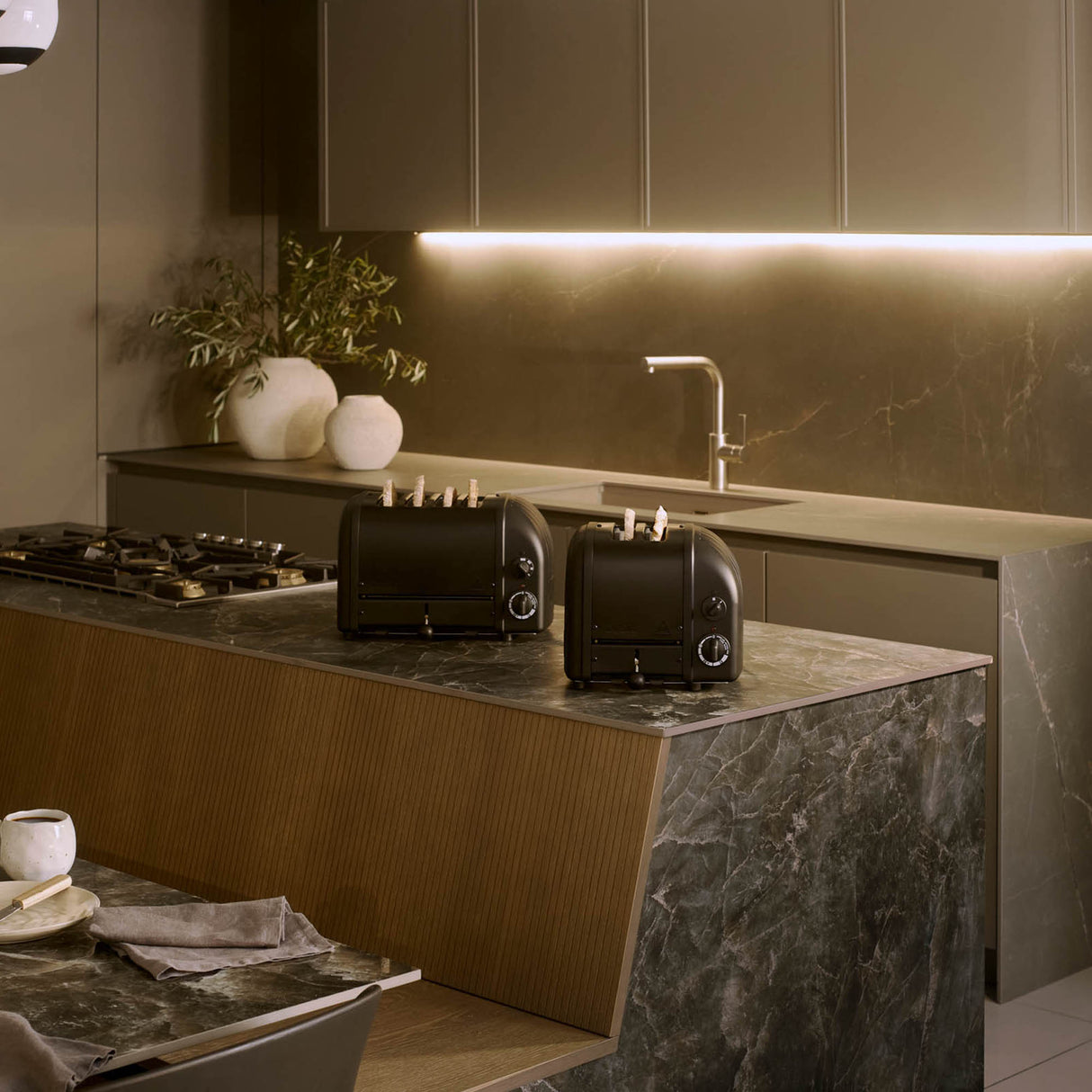 Schwarzer DUALIT Toaster NEWGEN mit zwei Toastscheiben, modernes Design und einfache Bedienung.