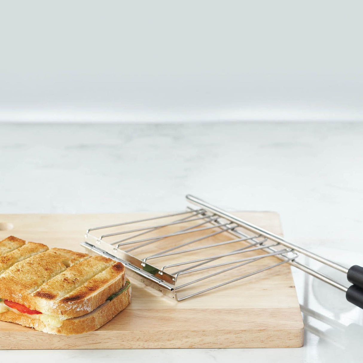Dualit Classic Toaster aus Edelstahl mit Platz für 6 Brotscheiben, modernes Design und einfache Bedienung.