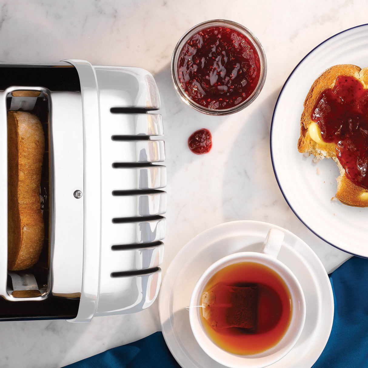 Weiße DUALIT Toaster NEWGEN mit 4 Scheiben, modernes Design, Blick auf die Toastschlitze und Bedienfeld.