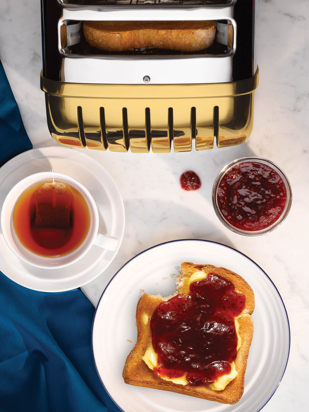 DUALIT Newgen Toaster aus Messing, 4 Scheiben, modernes Design, zeigt Toast- oder Brotscheiben im Inneren