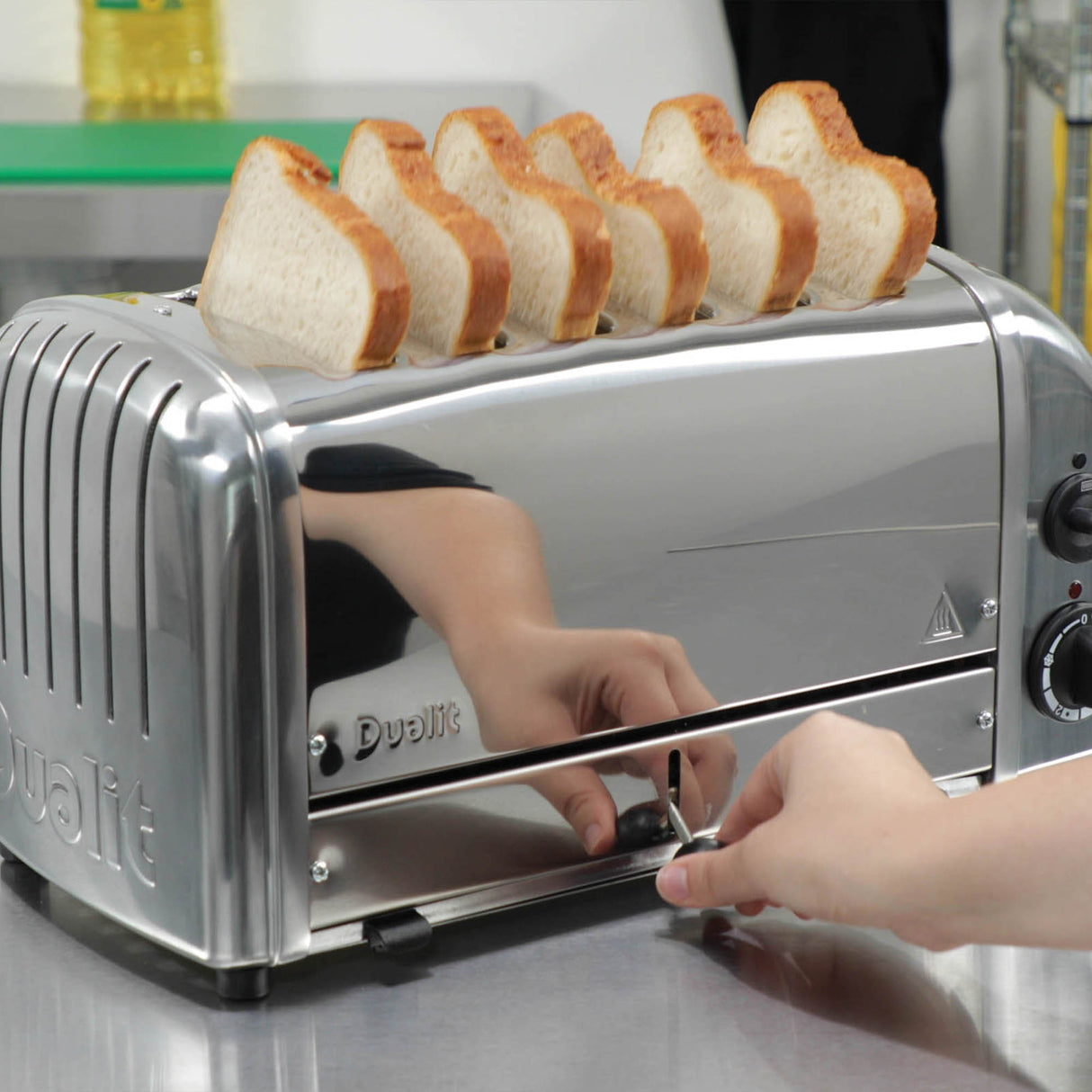 Polierter DUALIT Toaster NEWGEN mit 6 Scheiben, modernes Design, sichtbare Toastscheiben, hochwertiges Edelstahl.