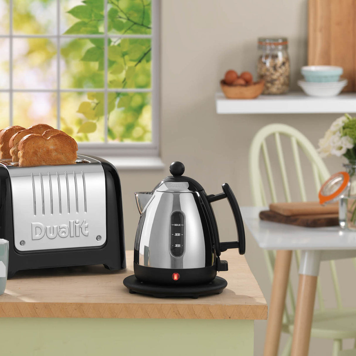 Schwarzer DUALIT Wasserkocher Mini LITE, 1 Liter, mit Griff und Temperaturanzeige, auf einer Küchentheke.
