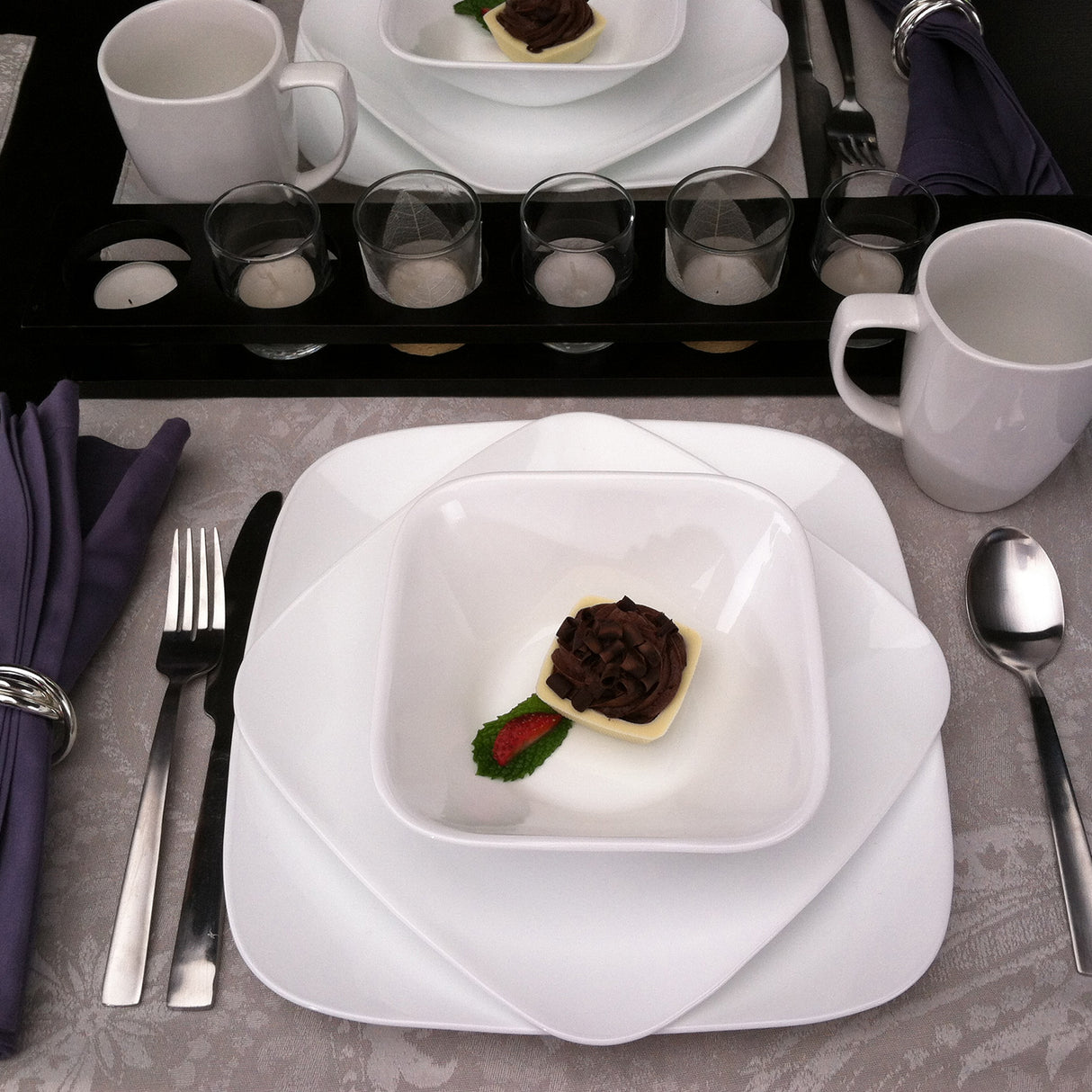 Elegantes CORELLE Service in reinweiß, bestehend aus Tellern, Tassen und Schüsseln, für stilvolles Essgeschirr.