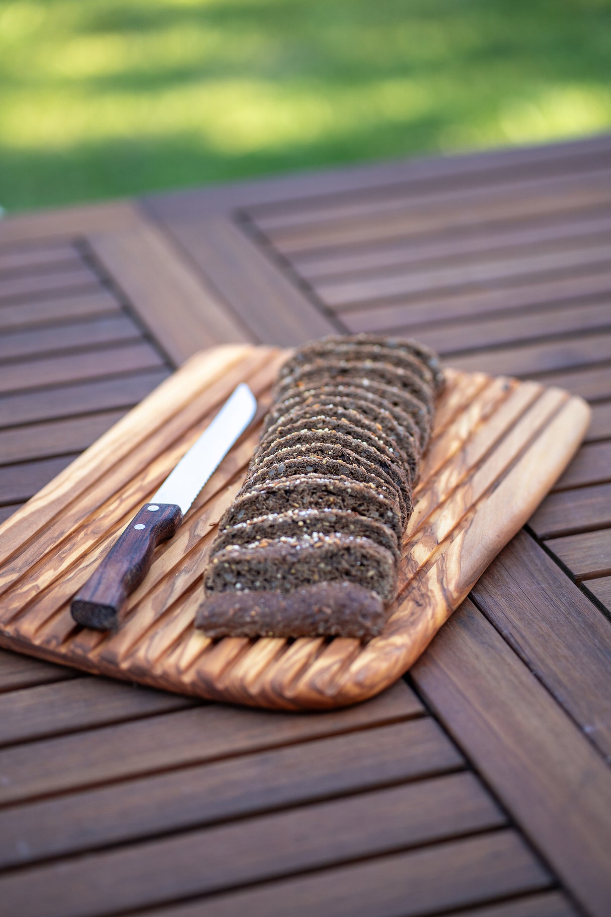BÉRARD Brotschneidebrett aus braunem Holz, 1,5 cm dick, mit glatter Oberfläche und abgerundeten Kanten.