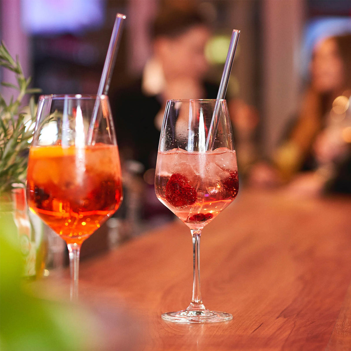Klarer Trinkhalm aus Glas von PROFINO, langlebig und umweltfreundlich, ideal für Getränke, auf dem Bild zu sehen