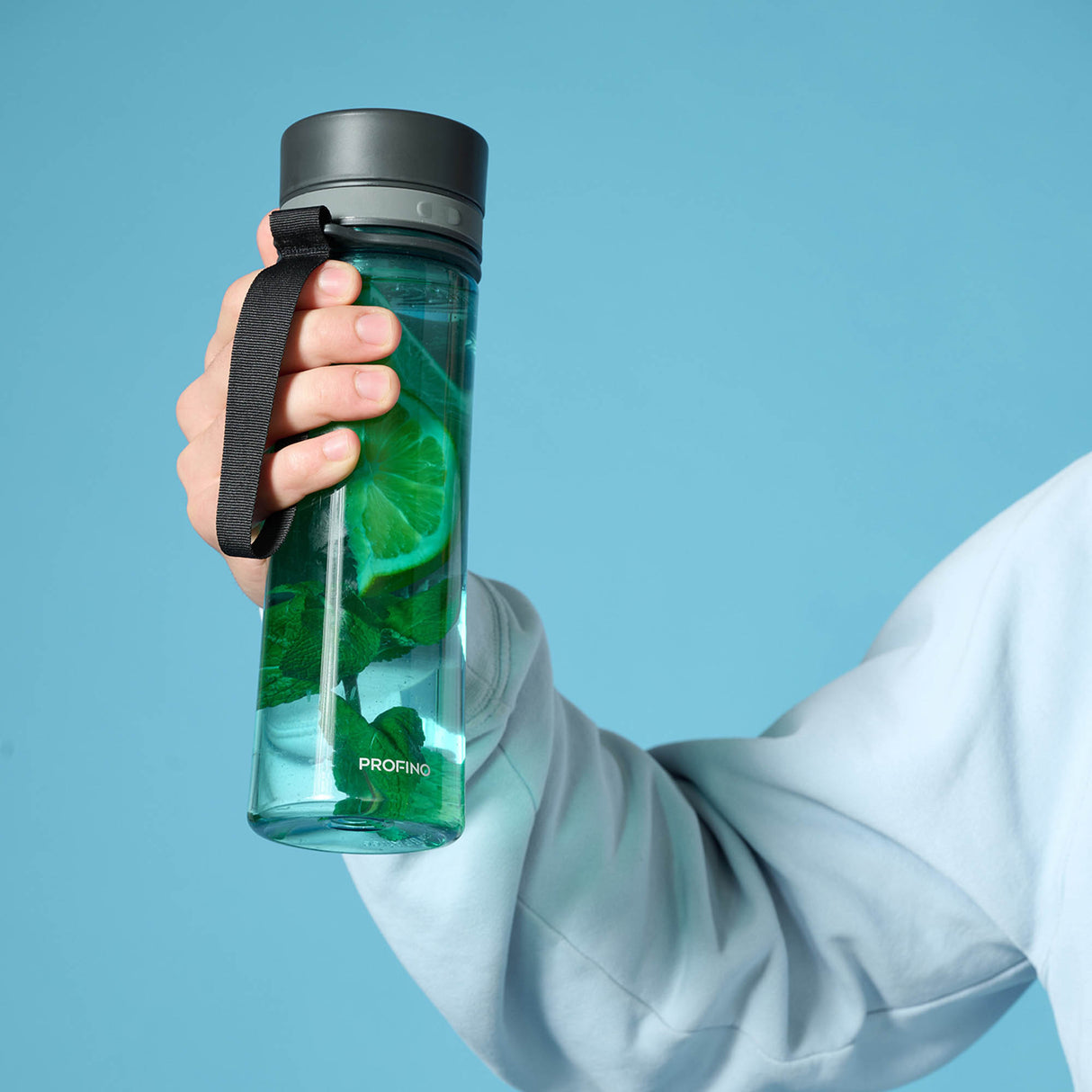 PROFINO Trinkflasche INFUZE, 600 ml aus durchsichtigem Kunststoff mit blauer Trinköffnung und praktischem Schraubverschluss.