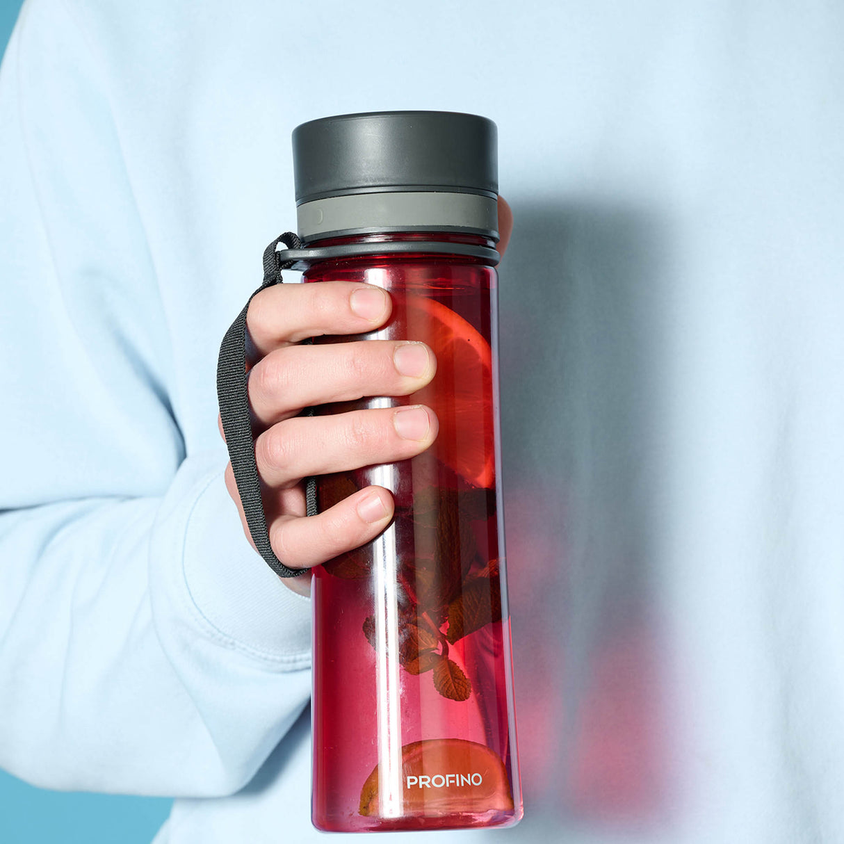 PROFINO Trinkflasche INFUZE, 600 ml aus durchsichtigem Kunststoff mit Schraubverschluss und Trocknungssieb.