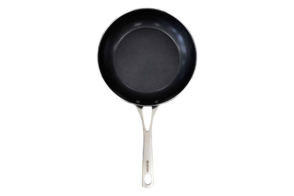 Schwarze KYOCERA Keramikpfanne mit langlebiger CERAMIC-Beschichtung, ideal zum Braten und Kochen.
